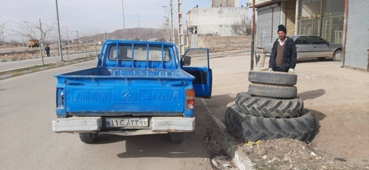 جمع آوری لاستیک های فرسوده و مواد قابل اشتعال از سطح شهرکرسف توسط عوامل شهرداری کرسف
